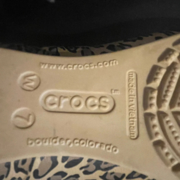Crocs Leopard Print Black Cap Round Toe Size 7 - Picture 10 of 11